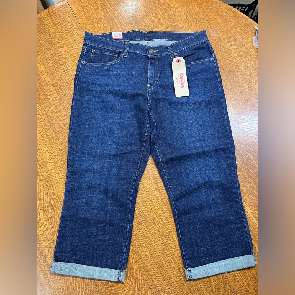 Women's Levi Mid Rise Capri, 31" Waist, NWT